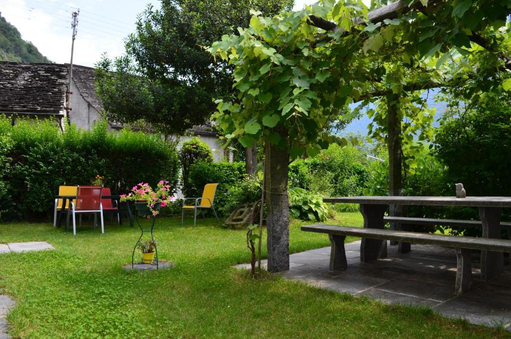 Hotel Garni Maggia Giumaglio Exteriör bild